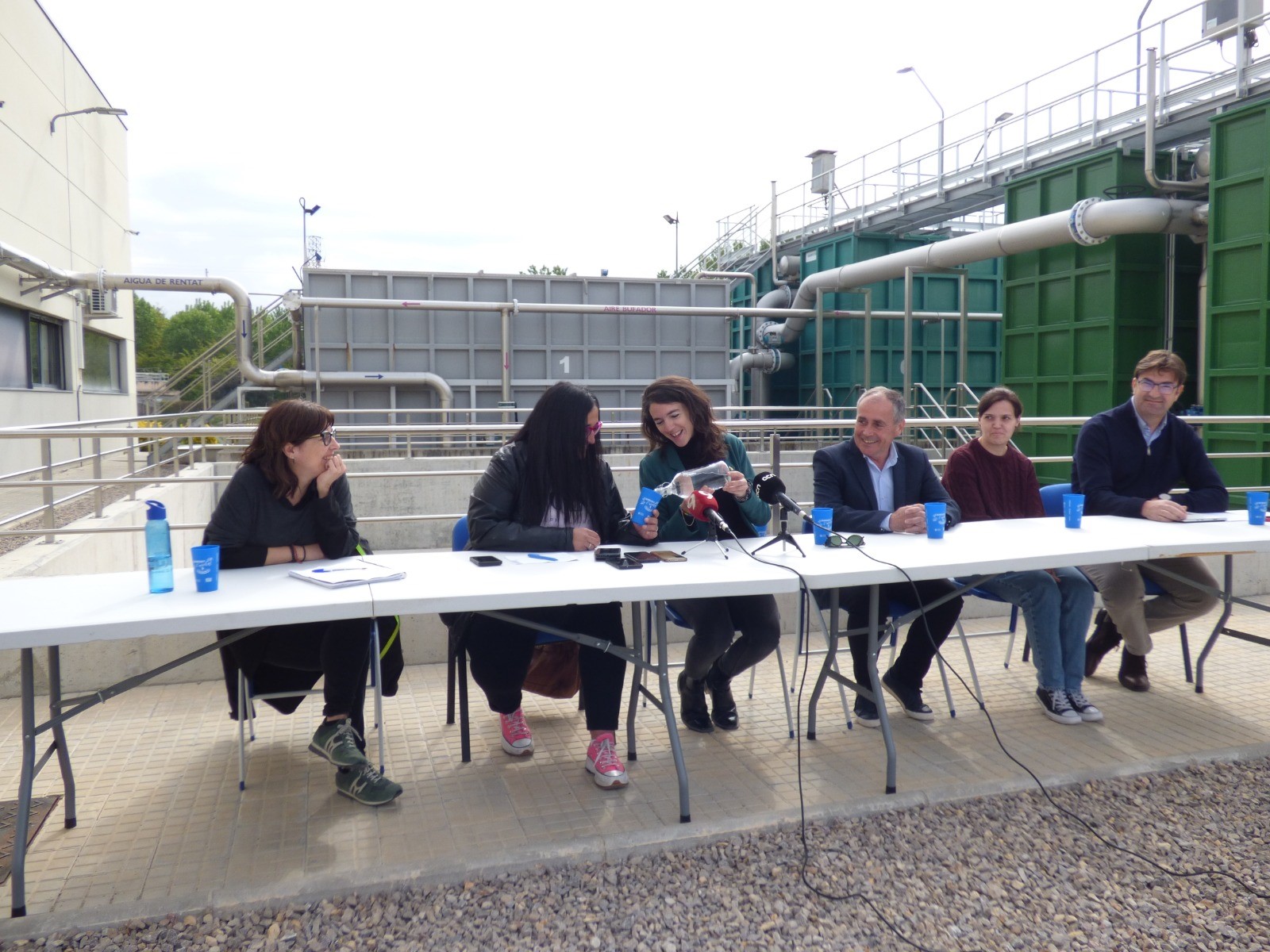 La regidora de Medi ambient, món rural i transició energètica de l'Ajuntament de Vic, Ester Coma, amb els participants de la Taula de Recursos Hídrics de l'alt Ter